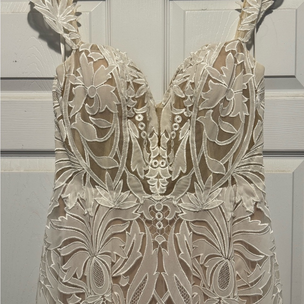 Exquisite Cream Lace Wedding Dress